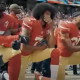 Colin Kaepernick arrodilla en el himno de Estados Unidos. Fuente: Canal de YouTube NFL Media Originals