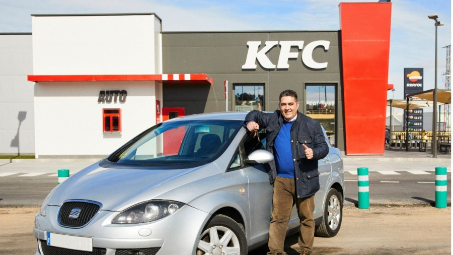 KFC regala coche al propietario del vehículo que ardió en Toledo