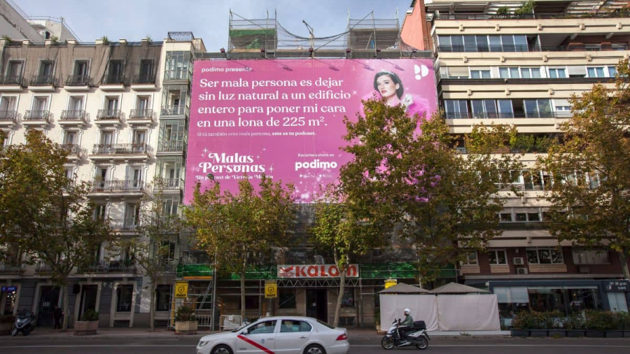 Podimo lanza una campaña para su nuevo podcast Malas personas con Victoria Martín