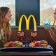 Twin Melody protagoniza la campaña de los nuevos vasos de McDonald's y Coca-Cola
