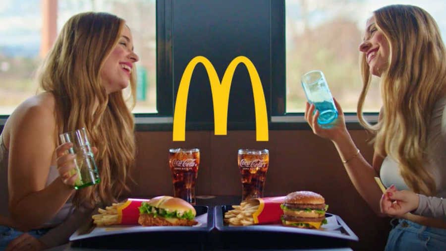 Twin Melody protagoniza la campaña de los nuevos vasos de McDonald's y Coca-Cola