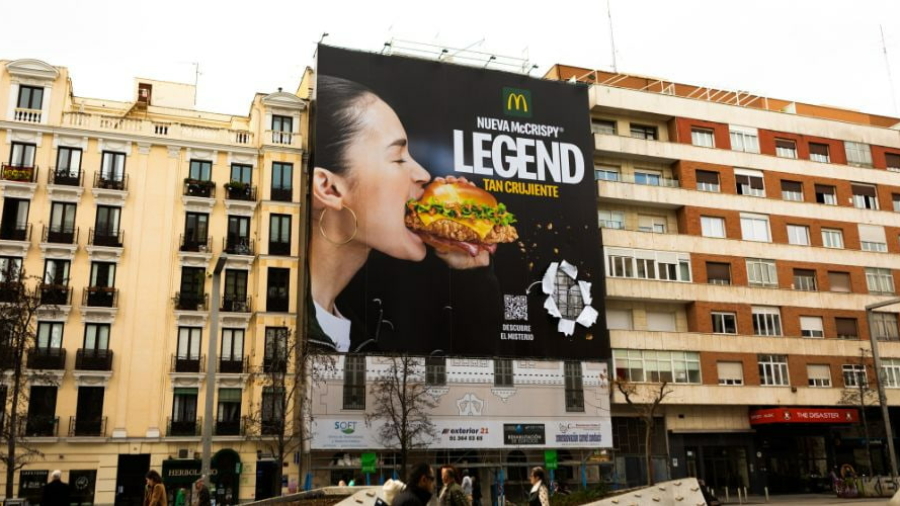 Campana de lanzamiento de la hamburguesa McCrispy Legend de McDonalds