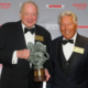 Edsel Ford II y Mario Andretti con el trofeo "Hero of Horsepower" en 2024