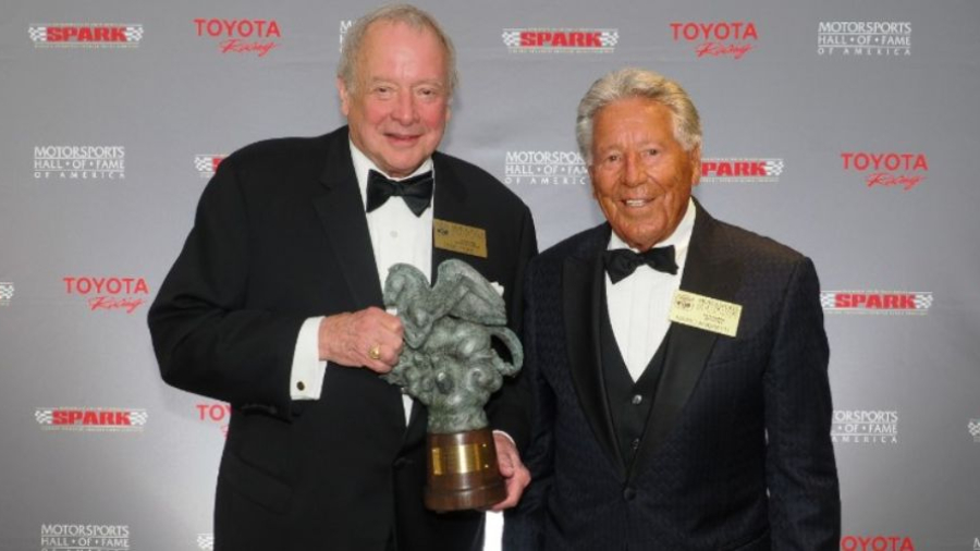 Edsel Ford II y Mario Andretti con el trofeo "Hero of Horsepower" en 2024