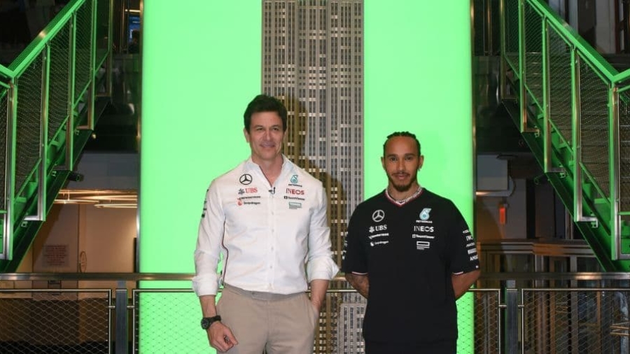 Toto Wolff y Lewis Hamilton de la escudería Mercedes-AMG PETRONAS F1