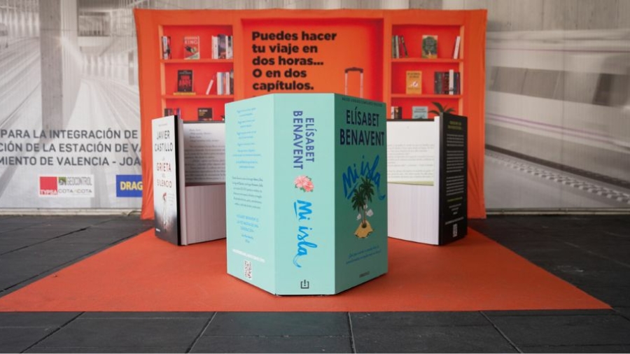 Bancolibro de Penguin Random House en la estación Joaquín Sorolla de Valencia