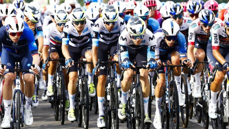 pelotón de ciclistas en La Vuelta