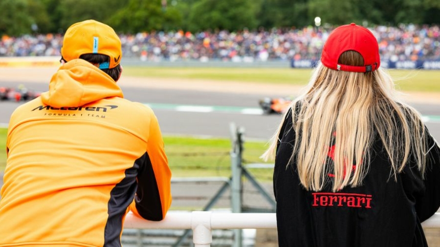 aficionados en un circuito de Fórmula 1