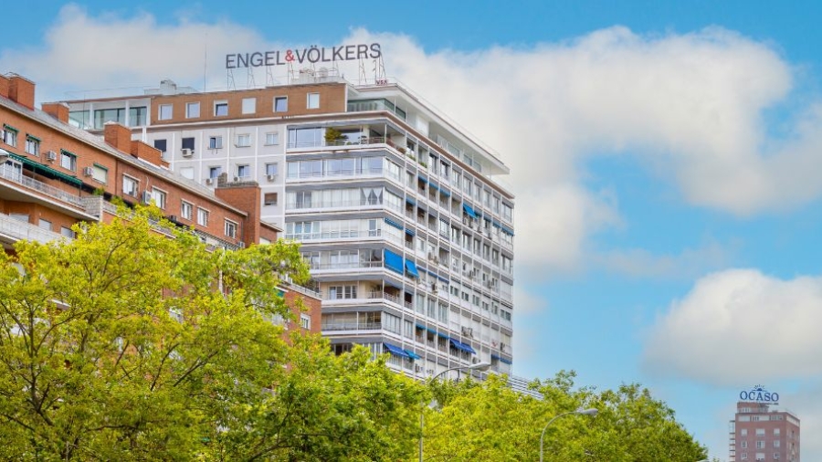 rótulo del logotipo de Engel & Völkers en el Paseo de la Castellana en Madrid