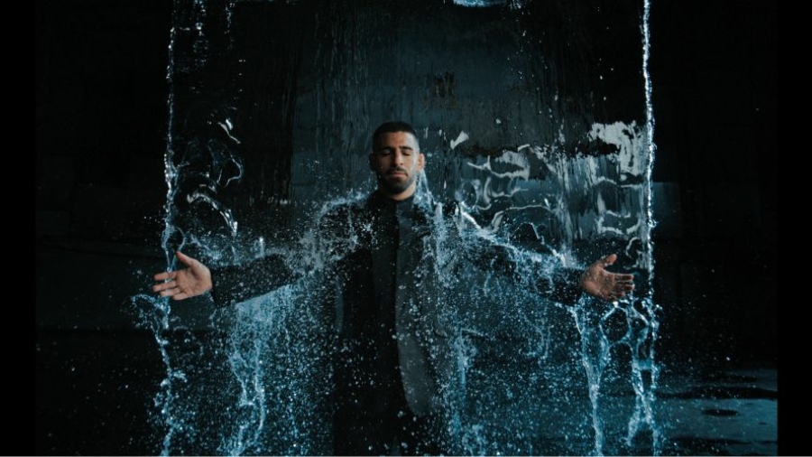 Ilia Topuria protagoniza la campaña Impermeable de Adolfo Domínguez