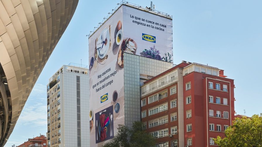 IKEA despliega una lona frente al estadio Santiago Bernabéu