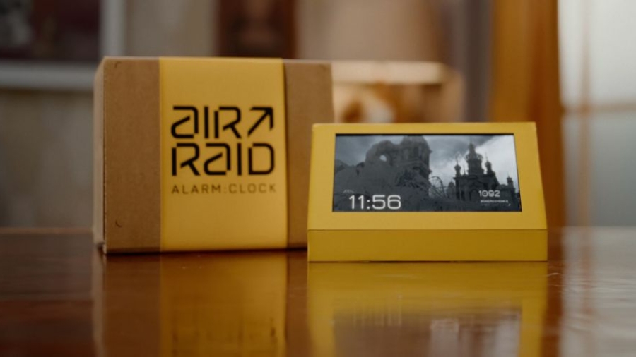 Campaña Air Raid Alarm Clock de Officer & Gentleman