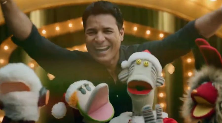 Falabella estrena su campaña de Navidad 2025 con Chayanne y 31 Minutos
