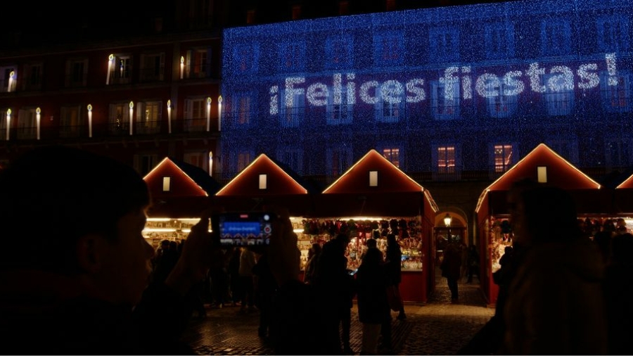 CaixaBank ilumina la Plaza Mayor de Madrid en la Navidad 2025