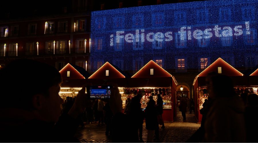 CaixaBank ilumina la Plaza Mayor de Madrid en la Navidad 2025