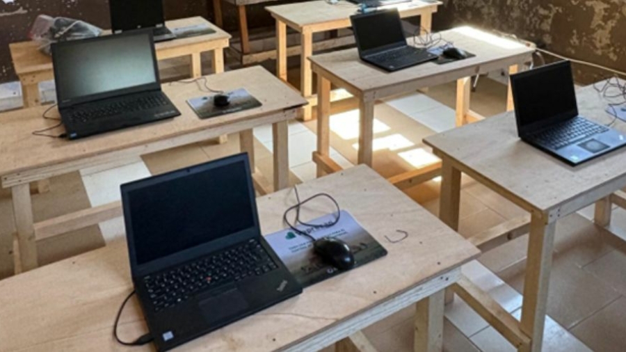 Aula en la MBM Academy de Batokunku en Gambia