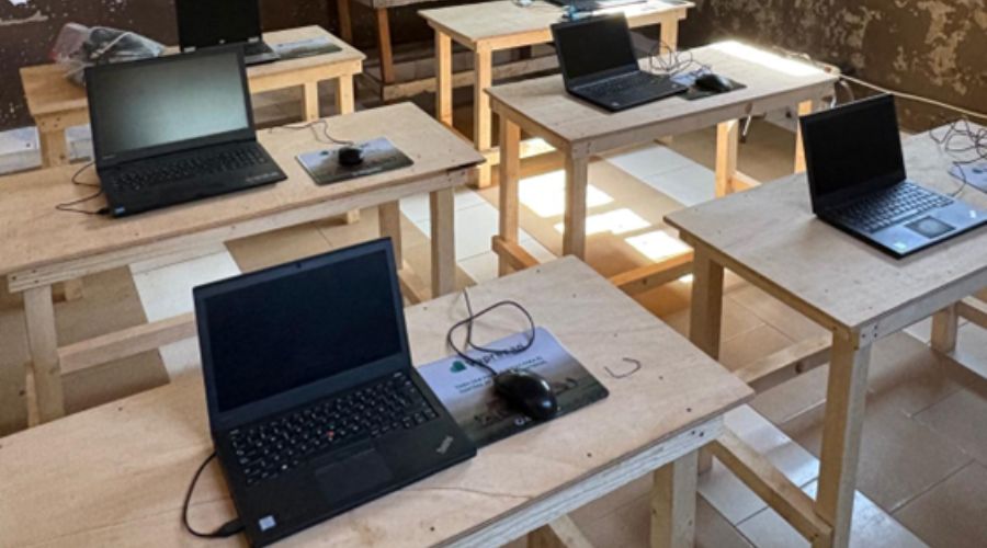 Aula en la MBM Academy de Batokunku en Gambia