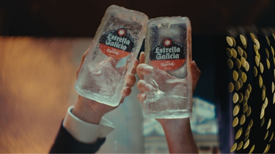 Brindis con un Hielo de Estrella Galicia en las Campanadas 2025