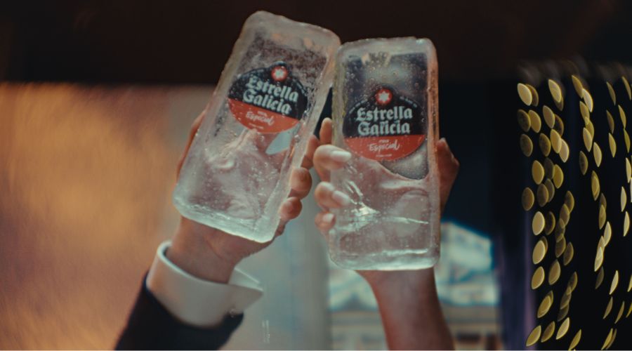 Brindis con un Hielo de Estrella Galicia en las Campanadas 2025