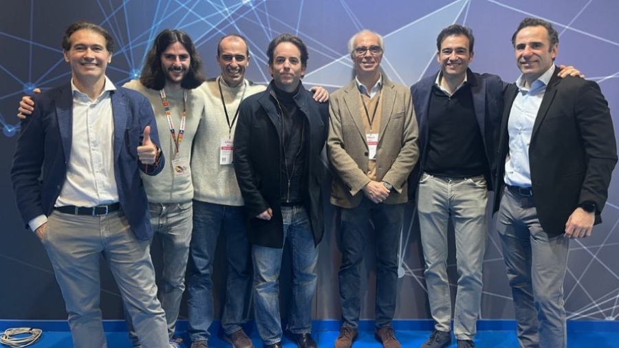 Participantes en mesa redonda de NomadIA.digital en FITUR 2026