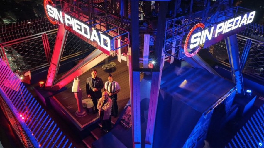 PR stunt de Archer Troy por el estreno de la película Sin Piedad