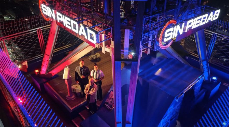 PR stunt de Archer Troy por el estreno de la película Sin Piedad