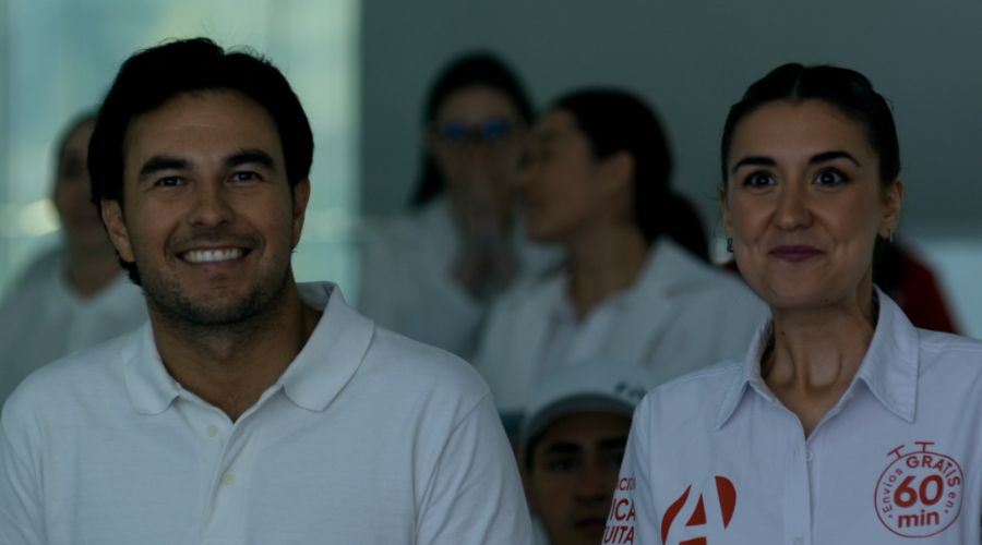 Checo Pérez protagoniza campaña de Farmacias del Ahorro