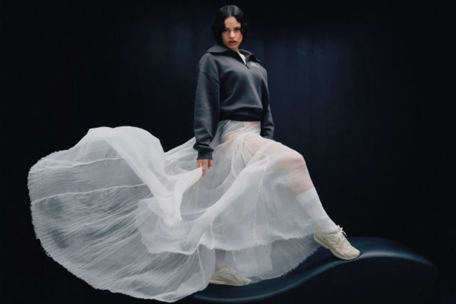 Rosalía con las zapatillas 204L de New Balance