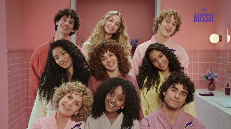 Aussie estrena la campaña Curls just wanna have fun