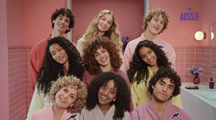 Aussie estrena la campaña Curls just wanna have fun