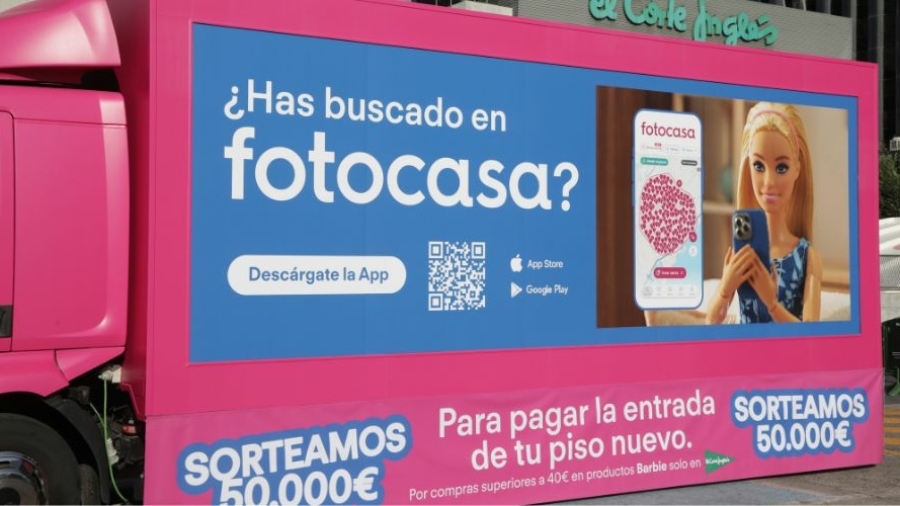 Camión de mudanza de Fotocasa y Barbie en El Corte Inglés de Castellana