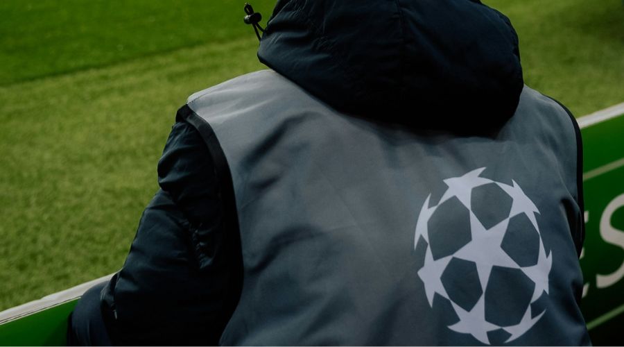 recogepelotas en la UEFA Champions League