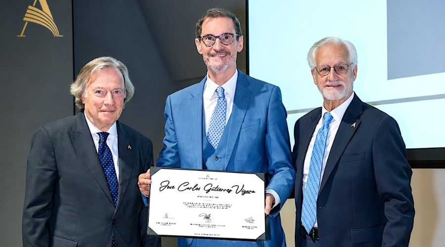 José Carlos Gutiérrez recibe diploma de Académico de Honor 2026