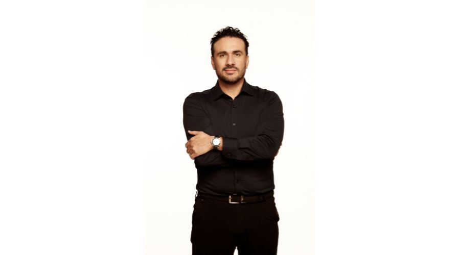 Luis Solís es CEO de Prismaticoos